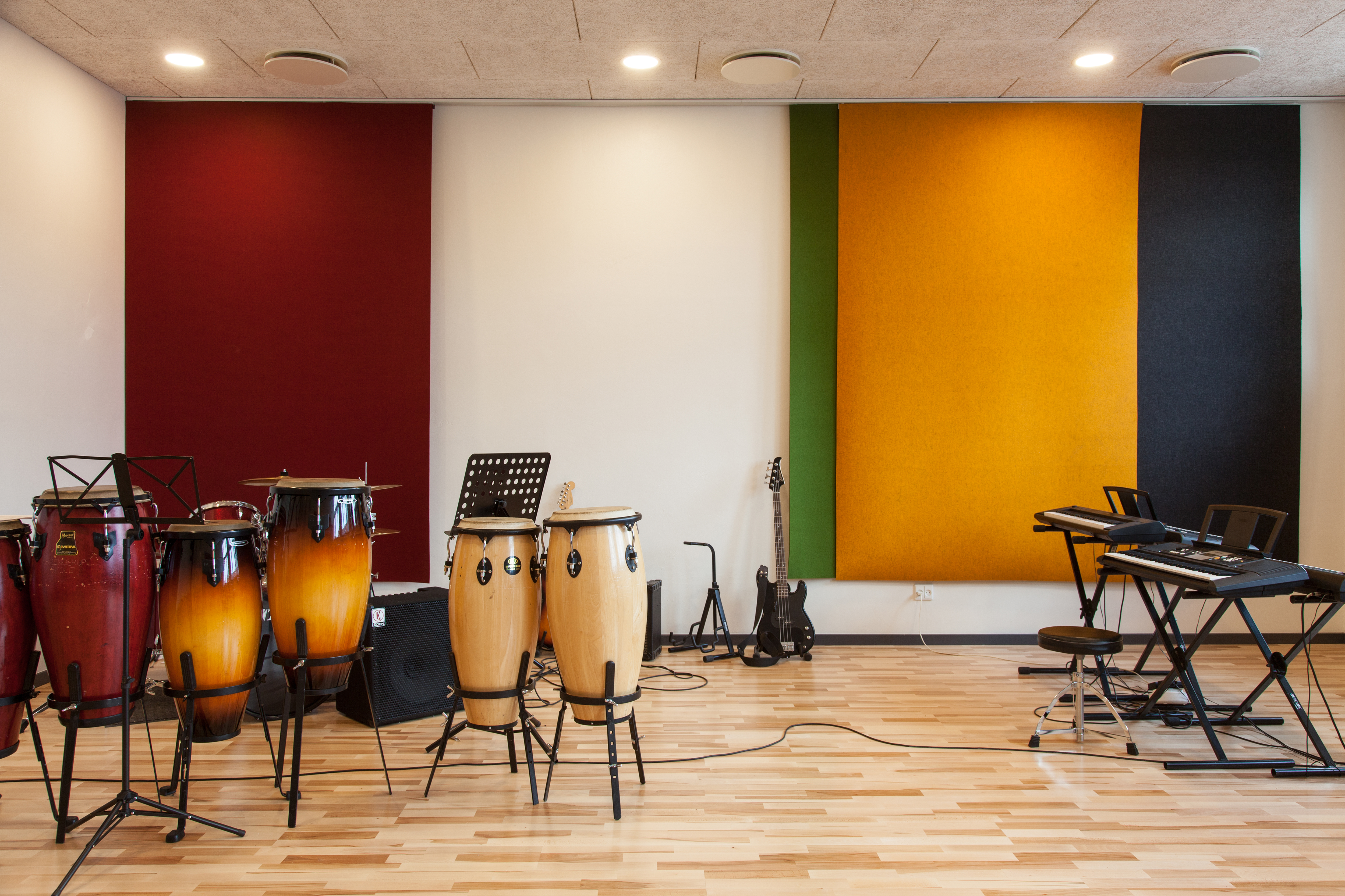 fraster, filt, felt cover, rumafskærmning, roomdivider, akustik, uld filt, inspiration, design, indretning, afskærmning, filtgardin, anne trolles skole